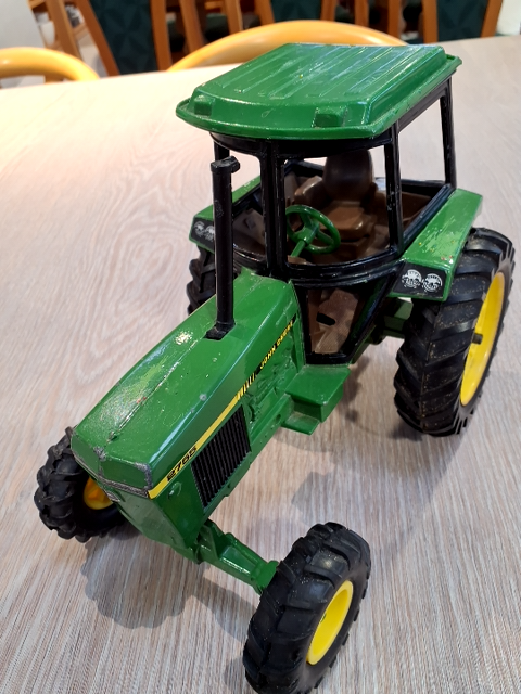 John Deere traktor med tilbehør. Gammelt legetøj for samlere.